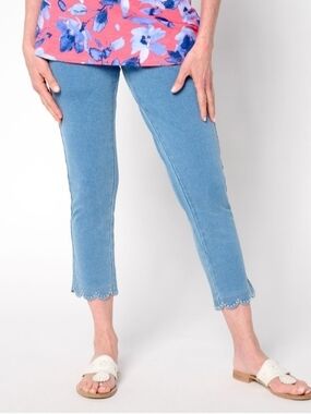 Women’s Light Wash Blue Cropped Jeans with Scalloped Hem
